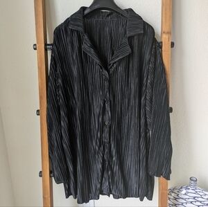 Source Unknown Women's Black Oversized Plisse Button Down Shirt - Size L